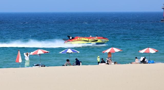 18일 강원 강릉시 경포해변에서 시민들이 시원한 바닷바람에 무더위를 식히고 있다 사진연합뉴스