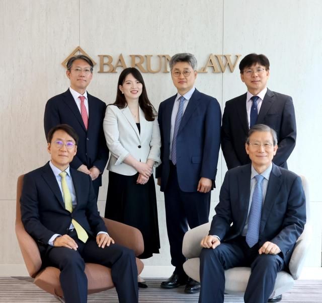 앞줄 오른쪽부터 시계방향으로고영한 김용하 조동현 이응교 고일광박제형 변호사 사진법무법인 바른