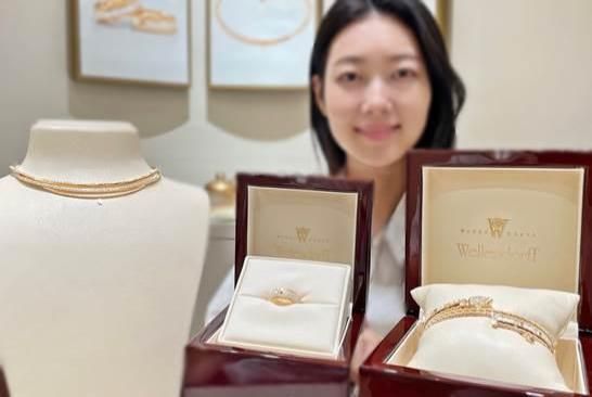 모델이 벨렌도르프의 매직 바게트 네크리스왼쪽부터 제뉴인 러브 링 엠브레이스 미 마더 오브 펄 다이아몬드 드롭 브레이슬릿을 소개하고 있다 사진갤러리아