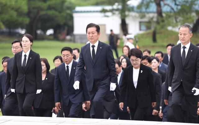 당 대표 출마를 선언한 정청래 더불어민주당 의원이 지난 16일 서울 동작구 국립서울현충원 현충탑을 참배하기 위해 이동하고 있다 