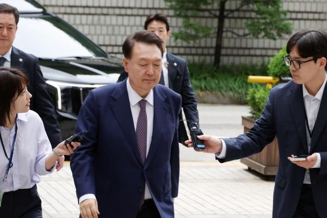 윤석열 전 대통령이 16일 서울 서초구 서울중앙지방법원에서 열린 내란 우두머리 혐의·직권남용 권리행사 방해 혐의 사건 7차 공판에 출석하고 있다 사진연합뉴스