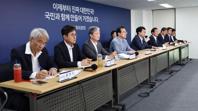이한주 국정기획위원회 위원장이 22일 서울 종로구 국정기획위원회에서 열린 기자간담회에서 취재진 질문에 답하고 있다 사진연합뉴스