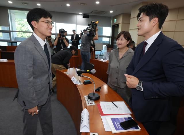 김용태 국민의힘 비상대책위원장이 22일 서울 성북구 고려대학교 의과대학 문숙의학관에서 전공의·의대생들에게 듣는 의료대란 해결 방안을 주제로 대한의료정책학교가 주최한 대담에서 참석자들과 대화하고 있다 사진연합뉴스