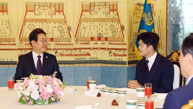 이재명 대통령이 22일 서울 한남동 관저에서 열린 여야 지도부와의 오찬에서 국민의힘 김용태 비상대책위원장과 대화하고 있다 사진연합뉴스