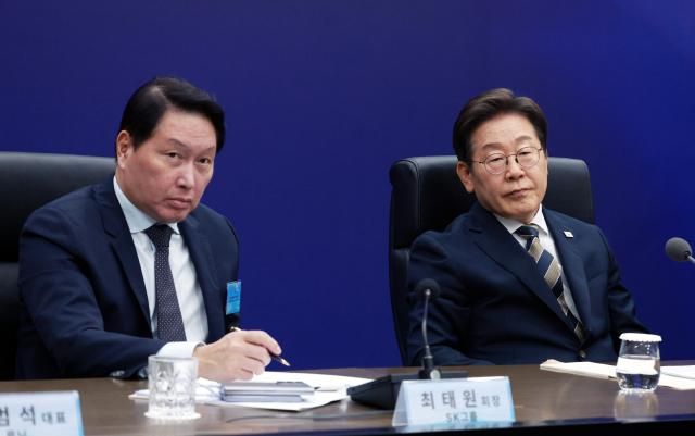 이재명 대통령과 최태원 SK 그룹 회장이 20일 울산전시컨벤션센터에서 열린 인공지능AI 글로벌 협력 기업 간담회에서 참석자 발언을 듣고 있다 사진대통령실통신사진기자단