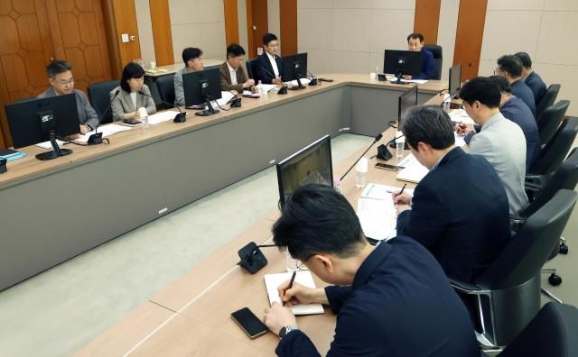  22일 서울 여의도 한국거래소 서울사옥에서 정은보 거래소 이사장이 미국의 이란 핵시설 공습이 국내 증시에 미치는 영향을 점검하기 위해 열린 긴급 시장점검회의를 주재하고 있다 사진연합뉴스