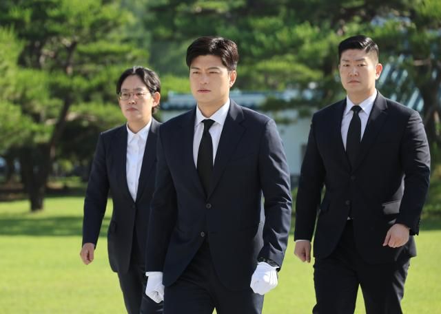 김용태 국민의힘 비상대책위원장이 22일 국립서울현충원 현충탑을 참배하기 위해 이동하고 있다 사진연합뉴스