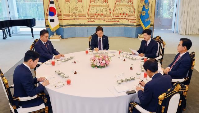 이재명 대통령이 22일 서울 한남동 관저에서 열린 여야 지도부와의 오찬에서 국민의힘 김용태 비상대책위원장의 발언을 듣고 있다 왼쪽부터 시계방향으로 강훈식 대통령비서실장 더불어민주당 김병기 당대표 직무대행 겸 원내대표 이 대통령 국민의힘 김용태 비상대책위원장 송언석 원내대표 우상호 대통령실 정무수석 사진연합뉴스