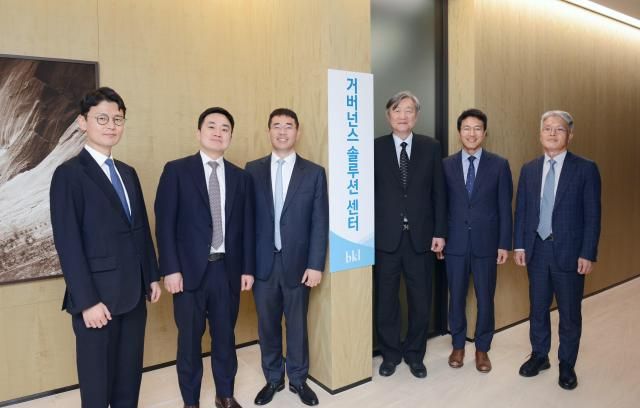 왼쪽부터 최철웅 김경수 배용만 서동우 김성수 윤성조 변호사 사진법무법인 태평양