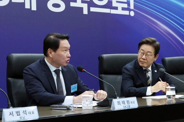 이재명 대통령이 20일 울산전시컨벤션센터에서 열린 인공지능AI 글로벌 협력 기업 간담회에서 최태원 SK그룹 회장의 발언을 듣고 있다사진대통령실통신사진기자단