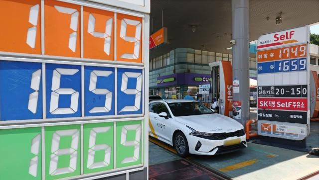 미국의 이란 핵시설 공습으로 중동 리스크가 확대되면서 중동발 석유 공급 차질로 유가와 운임 상승이 우려되는 22일 서울 시내의 한 주유소 앞 유가정보판에 가격이 표시돼 있다