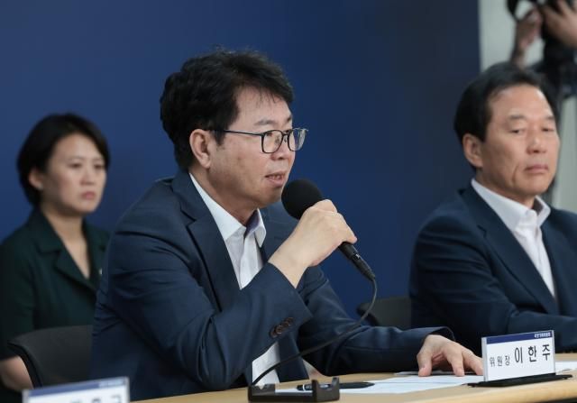 이한주 국정기획위원회 위원장이 22일 서울 종로구 국정기획위원회에서 열린 기자간담회에서 발언하고 있다 사진연합뉴스