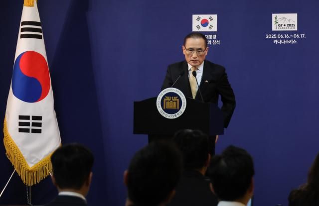 위성락 대통령실 국가안보실장이 지난 16일현지시간 캐나다 앨버타주 캘거리의 한 호텔의 한국 프레스센터에서 이재명 대통령의 주요 7개국G7 정상회의 관련 브리핑을 하고 있다 사진연합뉴스