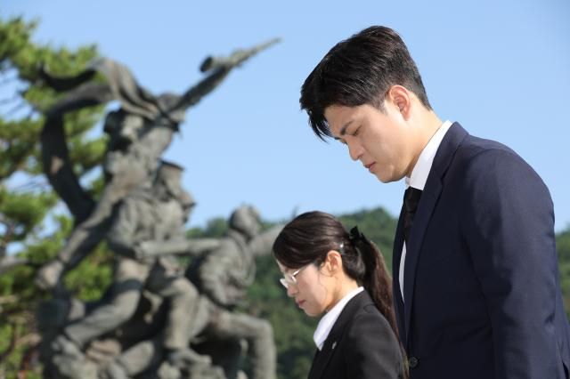 김용태 국민의힘 비상대책위원장이 22일 국립서울현충원 현충탑을 참배하고 있다 사진연합뉴스