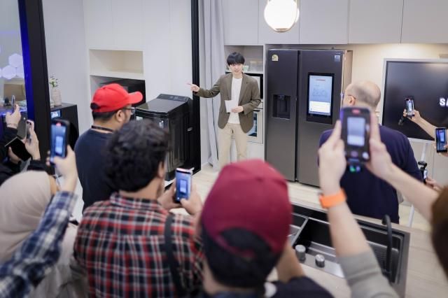 태국 방콕에서 열린 동남아 테크 세미나에서 참석자들이 삼성전자 인공지능AI 홈에 대한 시연을 살펴보고 있다 사진삼성전자