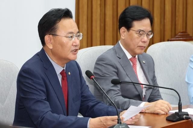 유상범 국민의힘 원내운영수석부대표왼쪽가 20일 서울 여의도 국회에서 열린 원내대책회의에서 발언하고 있다 사진연합뉴스