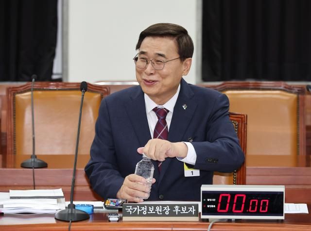 이종석 국가정보원장 후보자가 19일 오후 서울 여의도 국회 정보위원회에서 대북·안보 관련 질의를 위해 비공개로 진행되는 인사청문회에 참석해 자리하고 있다 사진연합뉴스