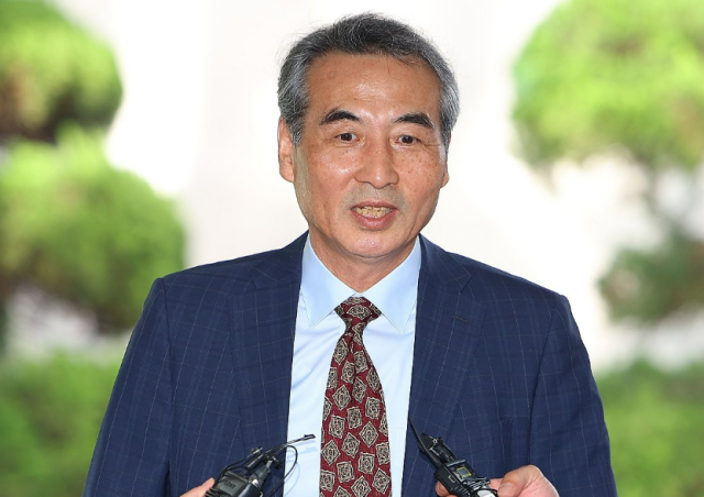 윤석열 전 대통령 부인 김건희 여사 관련 의혹을 수사하는 민중기 특별검사가 23일 서울 서초구 서초동에 마련된 임시 사무실로 출근하며 취재진 질문에 답하고 있다 사진연합뉴스