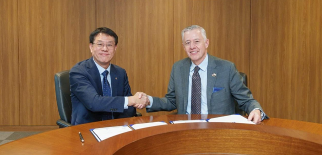 한화시스템과 노스롭그루먼이 ‘통합 대공방어체계 기술 협력 MOU’를 체결한 모습 왼쪽부터 박성균 한화시스템 DE사업단장 켄 토도로프Kenn Todorov 노스롭 그루먼 지휘통제 및 무기 통합 부문 부사장사진제공 노스롭그루먼