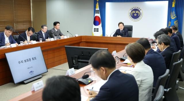 이재명 대통령이 23일 용산 대통령실에서 제1차 수석보좌관회의를 주재하고 있다사진연합뉴스