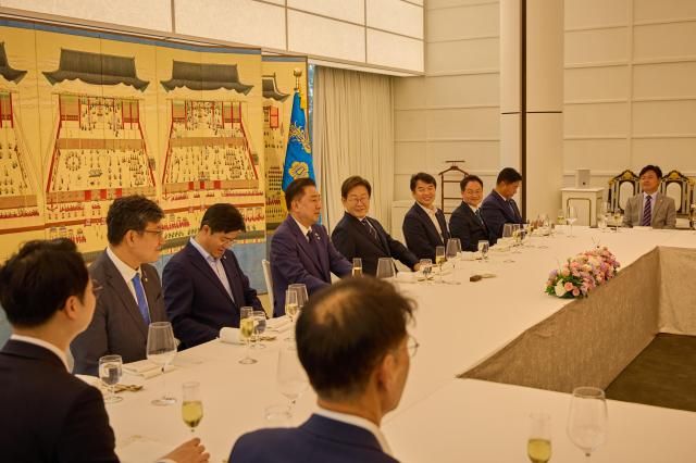 이재명 대통령이 23일 한남동 관저에서 더불어민주당 원내지도부와 만찬을 하고 있다 사진연합뉴스
