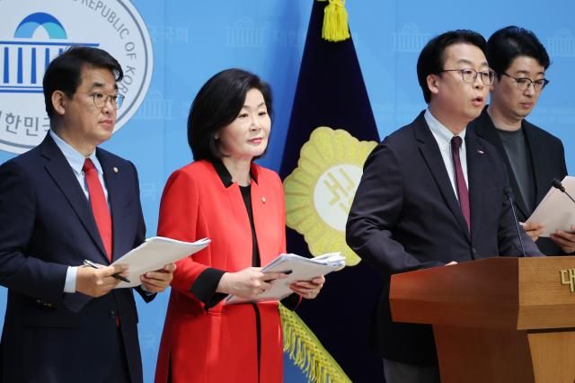 국민의힘 국무총리 인사청문특위 위원인 배준영·김희정·곽규택·주진우 의원이 23일 서울 여의도 국회 소통관에서 김민석 후보자의 자녀 특혜 의혹과 관련해 자진 사퇴를 촉구하는 기자회견을 하고 있다 사진연합뉴스