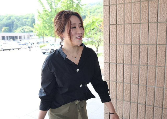 고발 사주 의혹 제보자인 조성은씨가 고발인 조사를 위해 23일 경기도 과천 고위공직자범죄수사처로 들어서고 있다 사진연합뉴스