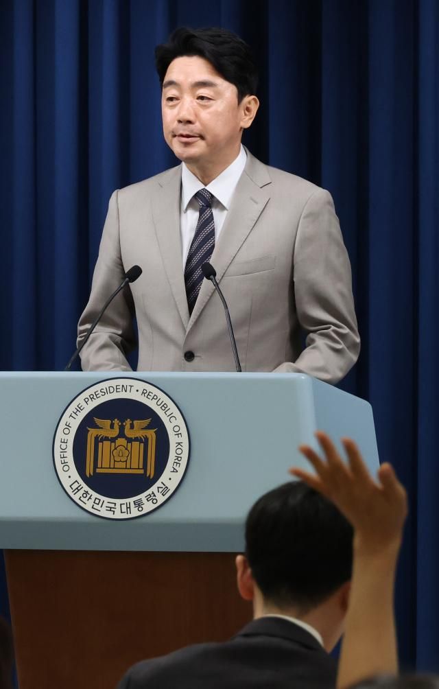 강훈식 대통령비서실장이 15일 서울 용산 대통령실에서 인선 발표를 하고 있다사진연합뉴스