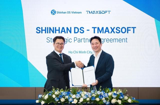 이형용 티맥스소프트 사장오른쪽과 민복기 신한DS 대표왼쪽가 동남아시아 DX 사업 협력을 본격화하는 전략적 파트너십을 체결했다 사진티맥스소프트