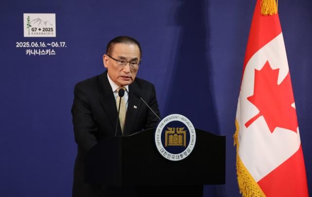 위성락 대통령실 국가안보실장이 16일현지시간 캐나다 앨버타주 캘거리의 한 호텔의 한국 프레스센터에서 이재명 대통령의 주요 7개국G7 정상회의 관련 브리핑을 하고 있다 사진연합뉴스