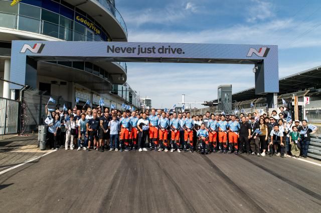 지난 21일토부터 22일일 현지시간에 걸쳐 독일 라인란트팔츠주 뉘르부르크 지역에서 열린 ‘2025 뉘르부르크링 24시 내구레이스’가 끝난 후 현대 N 드라이버 및 팀 관계자들이 글로벌 N 고객들과 함께 기념 촬영하고 있는 모습