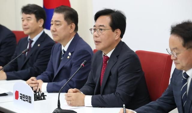 송언석 국민의힘 원내대표오른쪽 두번째가 17일 서울 여의도 국회에서 더불어민주당 김병기 당 대표 직무대행 겸 원내대표와 가진 회동에서 인사말을 하고 있다 사진연합뉴스