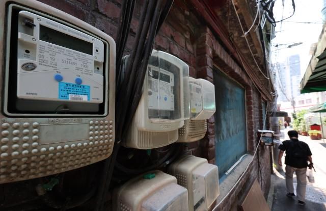 올 3분기7∼9월 전기요금이 현재 수준에서 동결된다 한국전력은 3분기에 적용할 연료비조정단가를 현재와 같은 ㎾h킬로와트시당 5원으로 유지한다고 밝혔다 사진은 23일 서울 영등포전통시장 부근 주택가 전기계량기 모습 사진연합뉴스