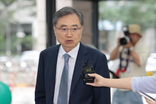 조현 외교부 장관 후보자가 24일 서울 종로구에 마련된 인사청문회 준비 사무실로 출근하며 취재진 질문에 답하고 있다 사진연합뉴스