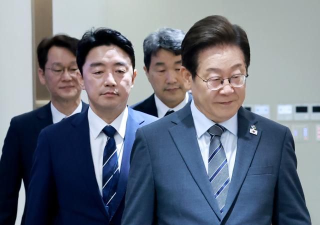 이재명 대통령이 24일 서울 용산 대통령실 청사에서 열린 국무회의에 입장하고 있다 사진연합뉴스