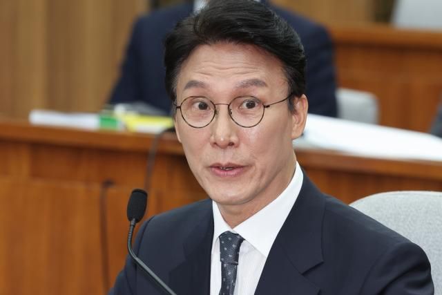 김민석 국무총리 후보자가 24일 서울 여의도 국회에서 열린 인사청문회에서 자료제출 요구에 답하고 있다 사진연합뉴스