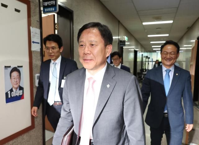 서울연합뉴스 김주형 기자 임웅순 국가안보실 2차장이 24일 국회에서 열린 더불어민주당 중동발 위기 관련 긴급 안보 점검회의를 마치고 나와 이동하고 있다 사진연합뉴스