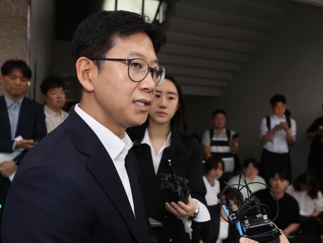 배경훈 과학기술정보통신부 장관 후보자가 24일 서울 종로구 광화문우체국에 마련된 인사청문회 준비 사무실로 출근하며 취재진의 질문에 답하고 있다 사진연합뉴스