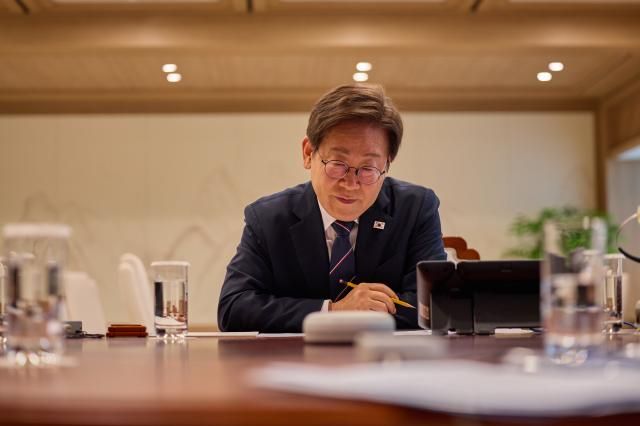 이재명 대통령이 23일 용산 대통령실에서 프라보워 수비안토 인도네시아 대통령과 블루투스 스피커로 통화하고 있다 사진대통령실