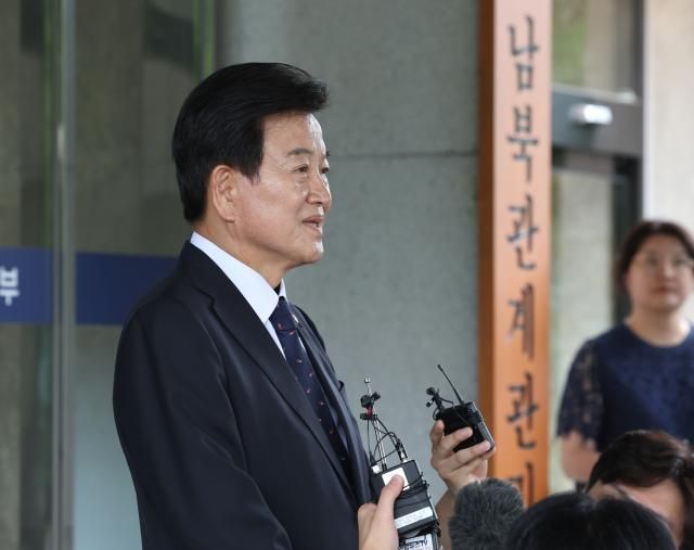 정동영 통일부 장관 후보자가 24일 서울 종로구 남북관계관리단에 마련된 인사청문회 준비사무실로 들어서며 취재진의 질문에 답하고 있다 사진연합뉴스