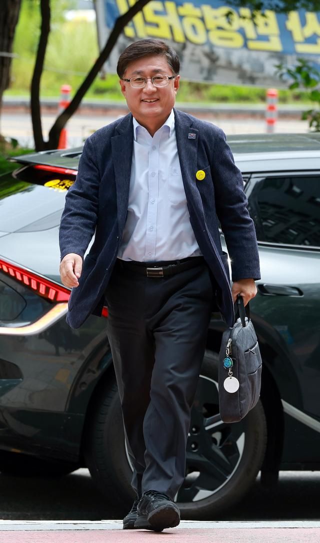 김성환 환경부 장관 후보자가 24일 서울 영등포구 여의도 이룸센터에 마련된 인사청문회 준비 사무실로 출근하고 있다 2025624 사진연합뉴스 