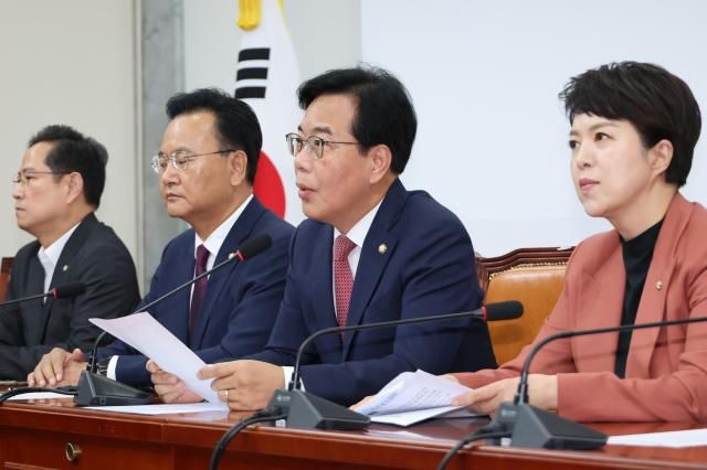 송언석 국민의힘 원내대표왼쪽 세번째가 24일 서울 여의도 국회에서 열린 원내대책회의에서 발언하고 있다 사진연합뉴스