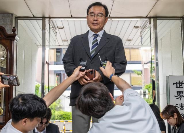 순직 해병 수사 방해 의혹 사건을 수사하는 이명현 특별검사가 24일 서울 서초구 자신의 사무실에 출근하다 취재진과 만나 수사 방향에 대한 질문에 답하고 있다 사진연합뉴스