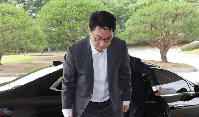 심우정 검찰총장이 지난 17일 서울 서초구 대검찰청으로 출근하며 취재진을 향해 인사하고 있다 사진연합뉴스