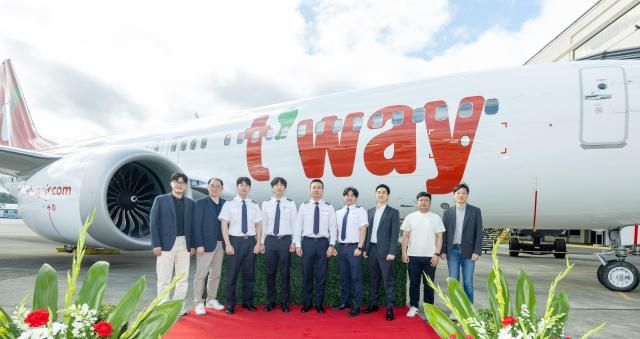 18일현지시각 미국 시애틀에 위치한 ‘보잉 딜리버리센터’에서 티웨이항공 관계자들이 기념 사진을 촬영하고 있다