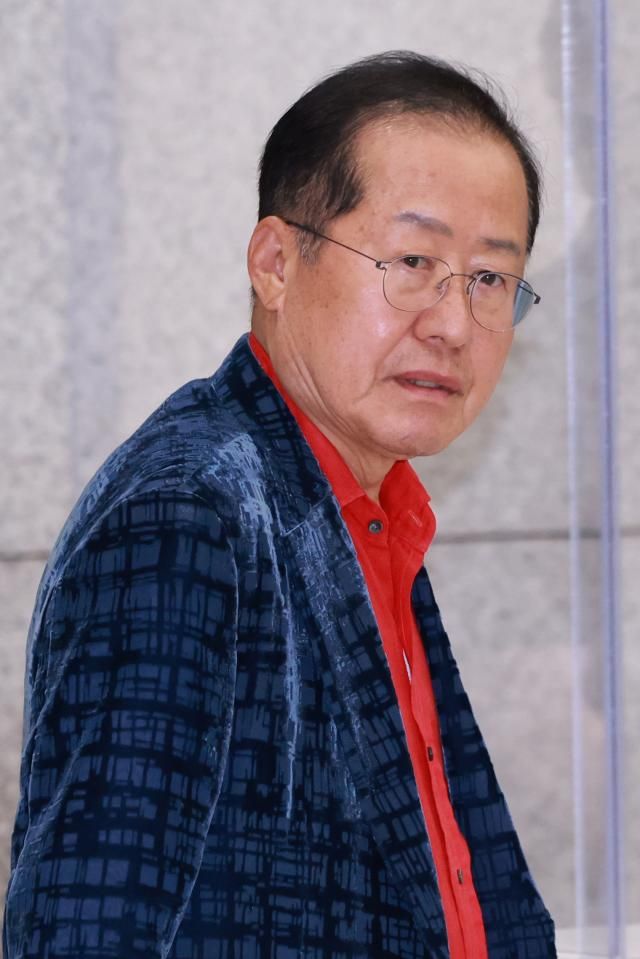 홍준표 전 대구시장이 지난 17일 인천국제공항 제1여객터미널을 통해 귀국하고 있다 홍 전 시장은 지난 4월 국민의힘 대선 후보 경선에서 패배한 뒤 탈당하고 미국 하와이에 머물렀다 사진연합뉴스