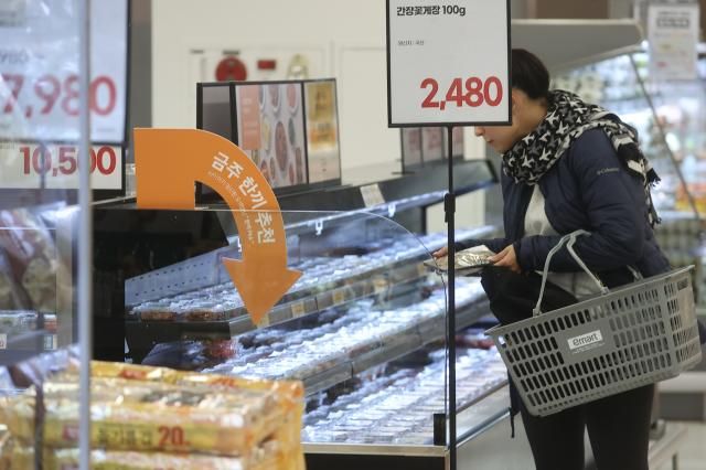 고물가에 장바구니도 위축…장보기 횟수 줄이고 싼 것만 서울연합뉴스 류효림 기자 2일 서울 시내 대형마트에서 시민들이 장을 보고 있다 전방위적인 물가 상승으로 소비자들의 장보기 패턴도 크게 달라졌다 산업통상자원부가 공개한 지난해 대형마트의 월별 구매 건수·단가를 보면 대부분 전년 대비 감소했다 설 명절을 앞둔 1월과 나들이 철이 절정에 이른 4∼5월 여름 휴가철이 시작되는 7월 추석 명절이 있는 9∼10월 연말 대목인 12월 모두 구매 건수와 구매단가가 동반 감소했다 202522 ryousantaynacokr2025-02-02 143006 저작권자 ⓒ ㈜연합뉴스 무단 전재 재배포 금지 AI 학습 및 활용 금지저작권자 ⓒ ㈜연합뉴스 무단 전재 재배포 금지 AI 학습 및 활용 금지