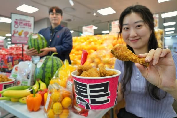 모델이 롯데마트 통큰치킨을 들고 있는 모습 사진롯데마트