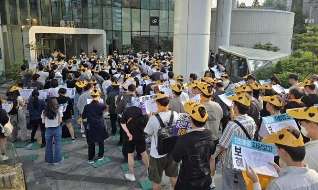 지난 18일 서울 강남구 서울지사 사옥 앞에서 넥슨 자회사 네오플 노동조합 조합원들이 집결해 있다 사진연합뉴스