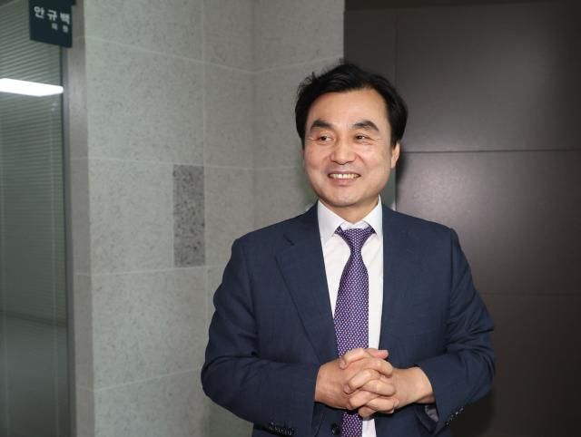 국방부 장관 후보자로 지명된 안규백 더불어민주당 의원이 23일 국회 의원회관 의원실을 나서고 있다 사진연합뉴스